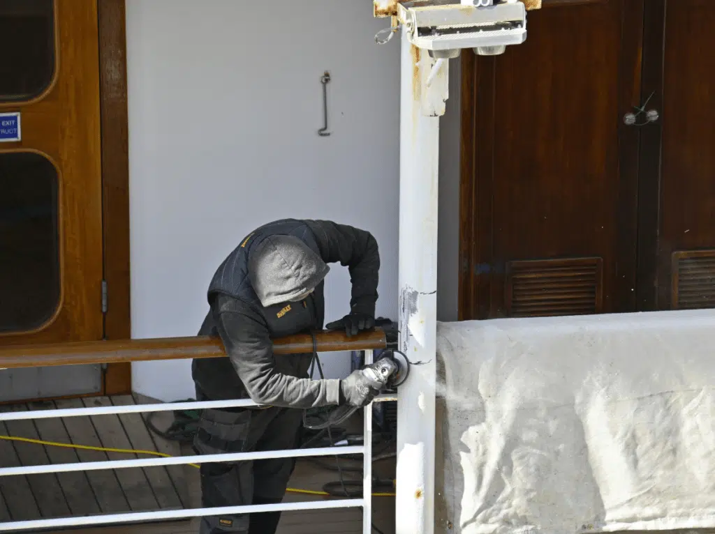 Lee más sobre el artículo Guía completa del cuidado de embarcaciones en un puerto deportivo: amarre de barcos, alquiler y más